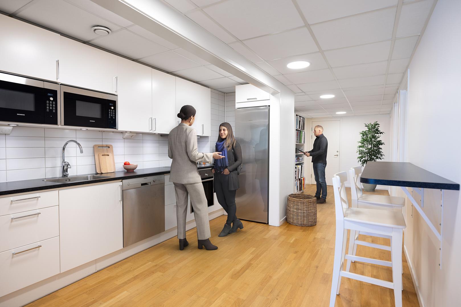 Ljus och modern kontorslokal med terrass och utmärkt skyltläge