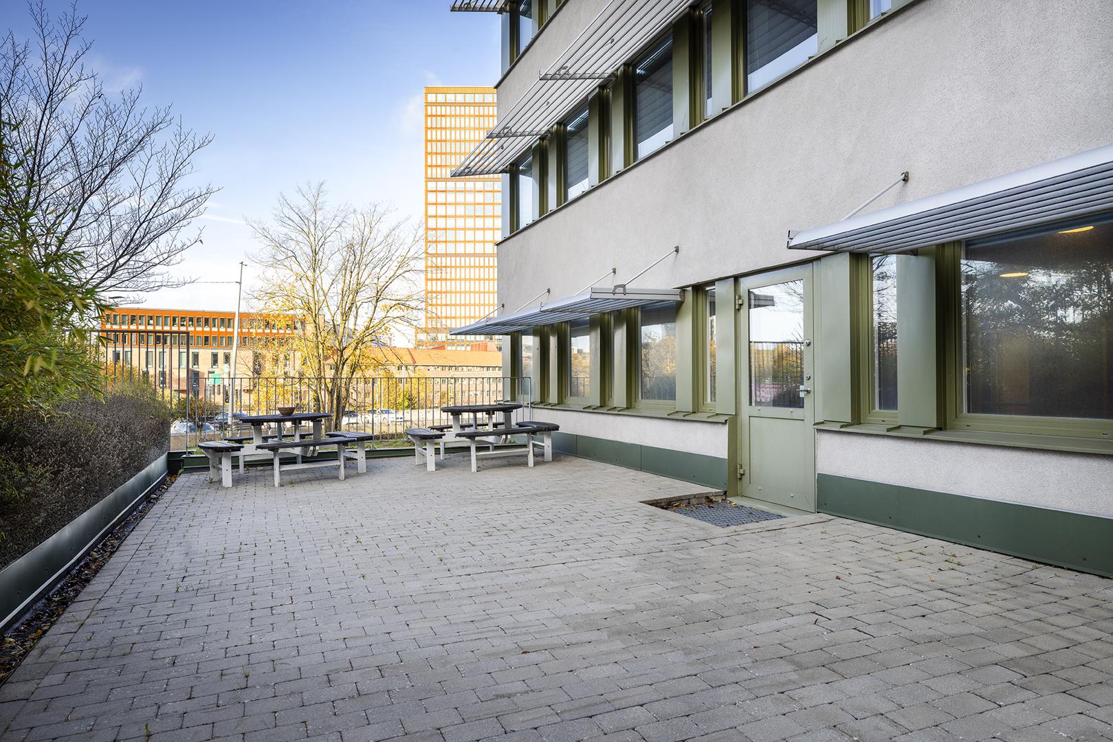 Trivsamt kontor med terrass i söderläge och bästa exponering utmed E6/E20