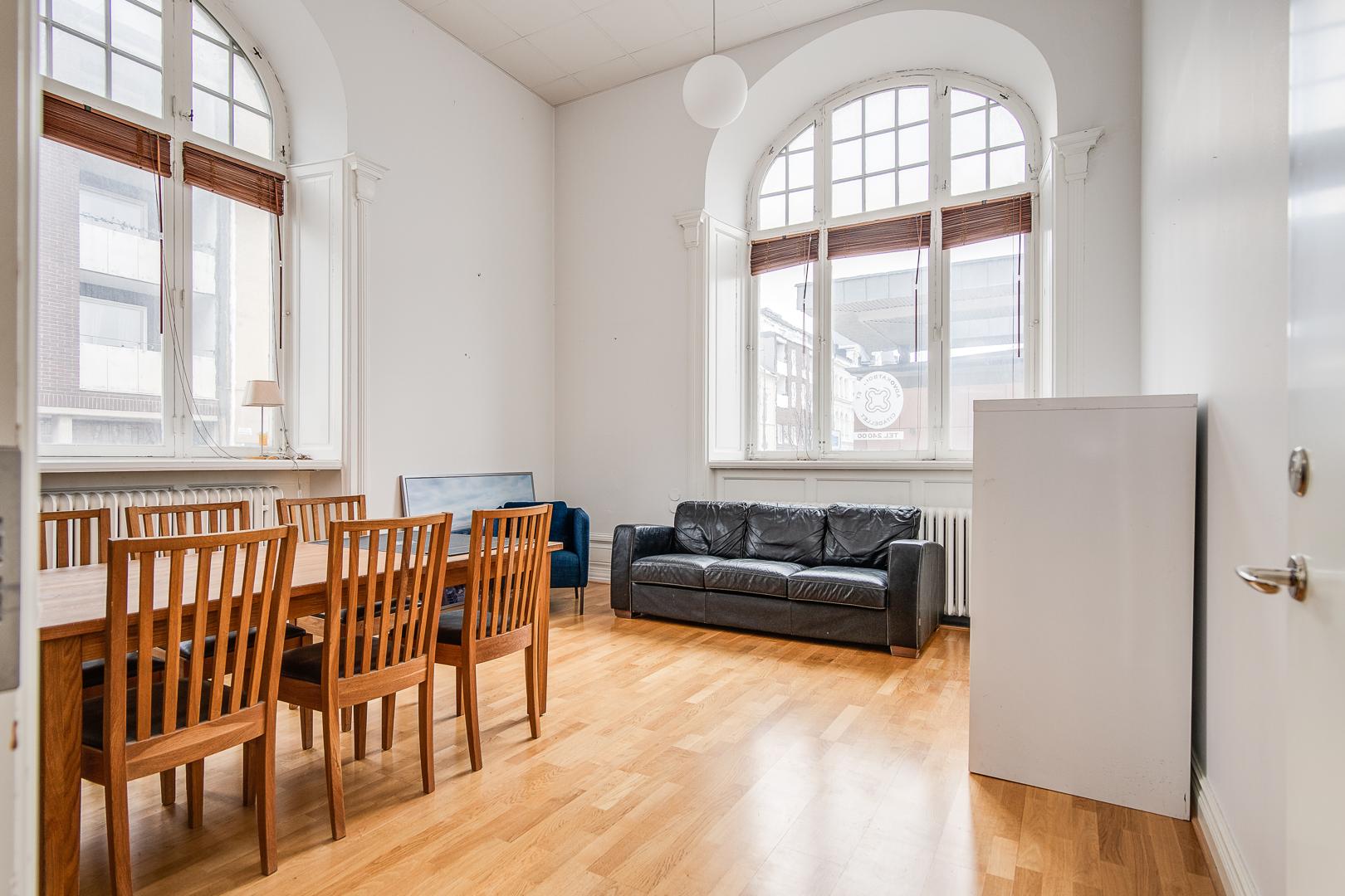 Kontor med äldre charm och stuckaturer - perfekt för kontor eller showroom!