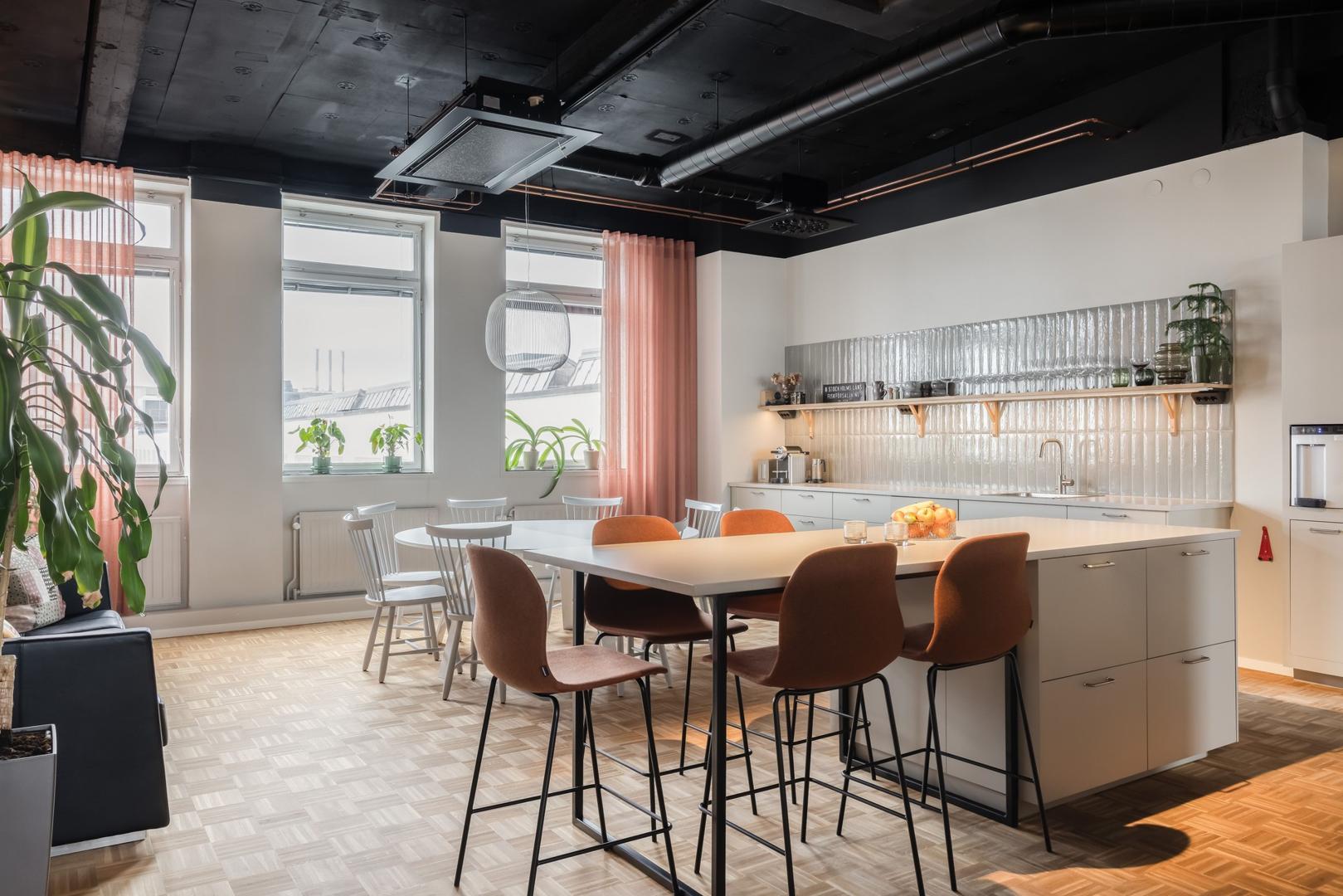 Industriell elegans med modern twist – ljus, rymd och stil i perfekt harmoni!