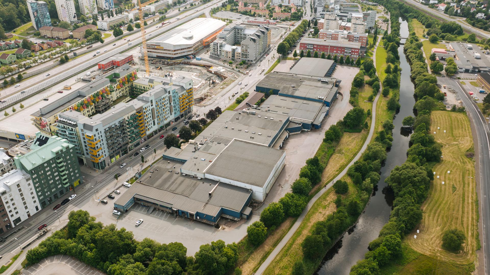 Stora lager/logistik ytor, samt kontor uthyres i centrala Partille